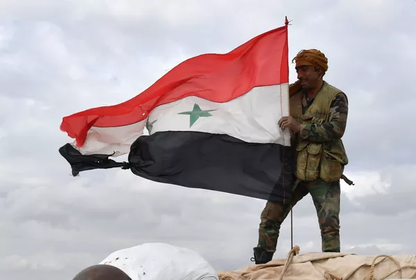 Fuertes y templados por la guerra: cómo los militares sirios regresan a Manbij Fuertes y templados por la guerra: cómo los militares sirios regresan a Manbij - Sputnik Mundo