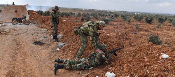 Fuertes y templados por la guerra: cómo los militares sirios regresan a Manbij  - Sputnik Mundo