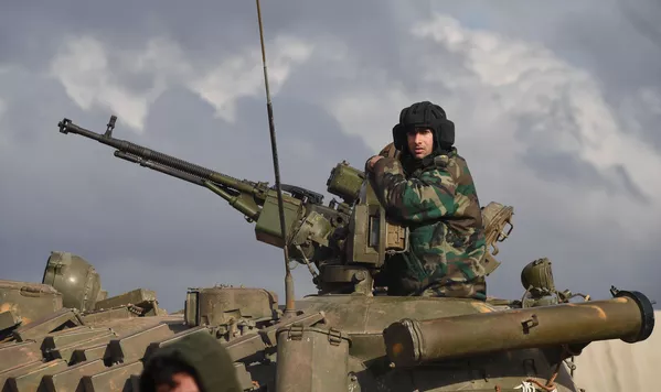 Fuertes y templados por la guerra: cómo los militares sirios regresan a Manbij Fuertes y templados por la guerra: cómo los militares sirios regresan a Manbij - Sputnik Mundo
