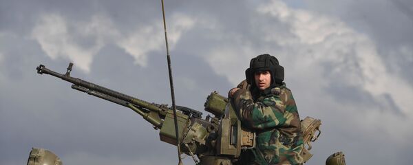 Fuertes y templados por la guerra: cómo los militares sirios regresan a Manbij Fuertes y templados por la guerra: cómo los militares sirios regresan a Manbij - Sputnik Mundo