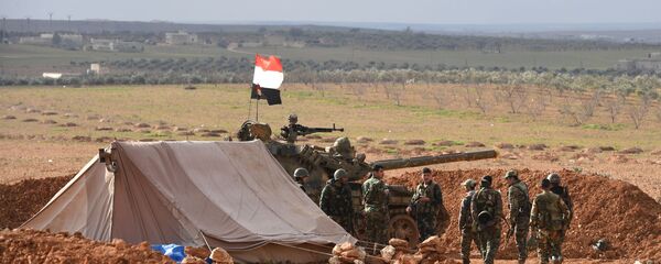 Fuertes y templados por la guerra: cómo los militares sirios regresan a Manbij  - Sputnik Mundo