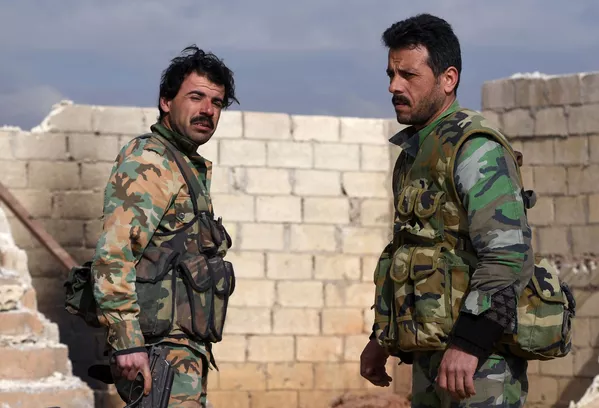 Fuertes y templados por la guerra: cómo los militares sirios regresan a Manbij Fuertes y templados por la guerra: cómo los militares sirios regresan a Manbij - Sputnik Mundo
