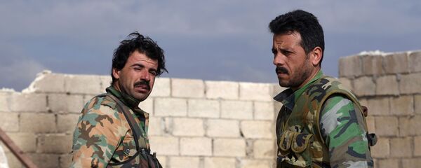 Fuertes y templados por la guerra: cómo los militares sirios regresan a Manbij  - Sputnik Mundo