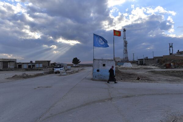 Fuertes y templados por la guerra: cómo los militares sirios regresan a Manbij - Sputnik Mundo