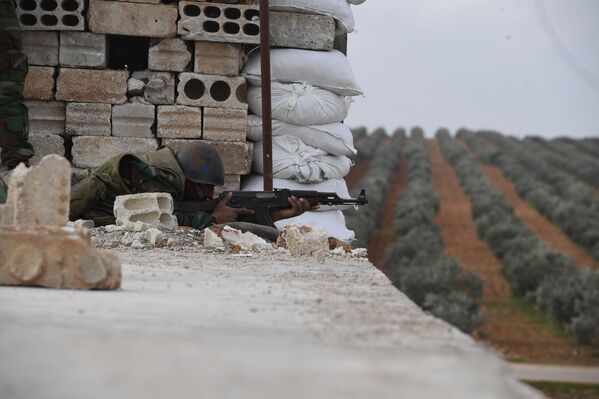 Fuertes y templados por la guerra: cómo los militares sirios regresan a Manbij - Sputnik Mundo