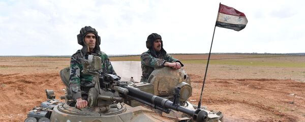 Fuertes y templados por la guerra: cómo los militares sirios regresan a Manbij Fuertes y templados por la guerra: cómo los militares sirios regresan a Manbij - Sputnik Mundo