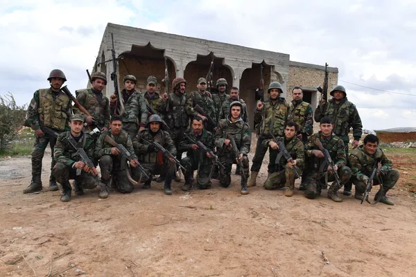 Fuertes y templados por la guerra: cómo los militares sirios regresan a Manbij Fuertes y templados por la guerra: cómo los militares sirios regresan a Manbij - Sputnik Mundo