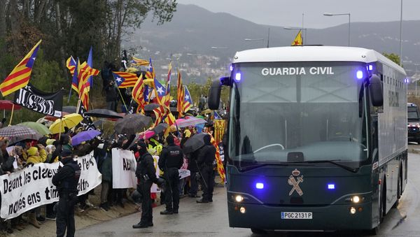 Protestas durante el traslado de presos independentistas catalanes a Madrid Protestas durante el traslado de presos independentistas catalanes a Madrid - Sputnik Mundo