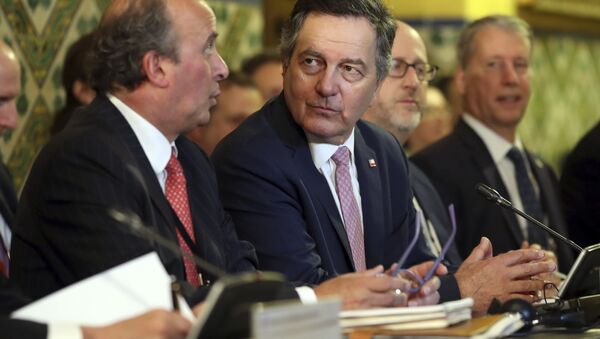 Roberto Ampuero (centro), el ministro de Exteriores de Chile - Sputnik Mundo