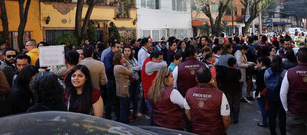 La gente en las calles tras el sismo en México La gente en las calles tras el sismo en México - Sputnik Mundo