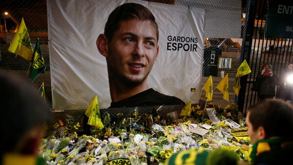 Homenaje al futbolista argentino Emiliano Sala - Sputnik Mundo