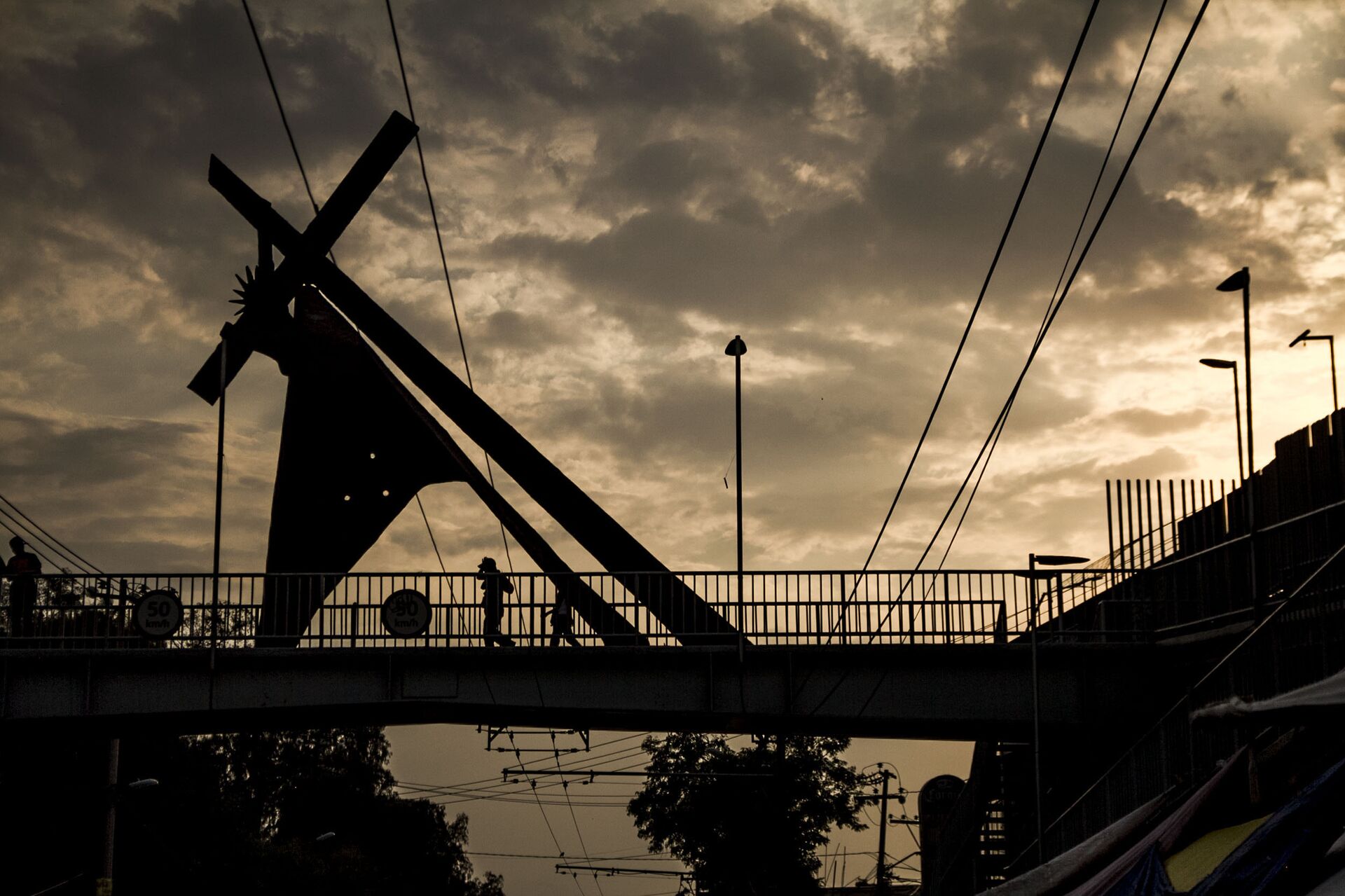 Puente peatonal junto a la alcaldía de Iztapalapa, Ciudad de México - Sputnik Mundo, 1920, 14.04.2022
