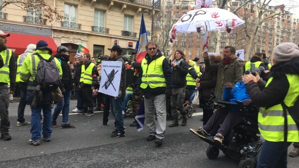 Las protestas de los 'chalecos amarillos' en París - Sputnik Mundo