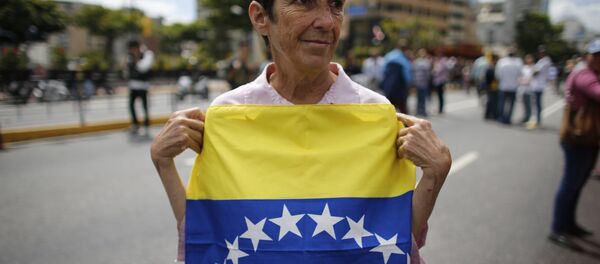 Una manifestante en Caracas - Sputnik Mundo