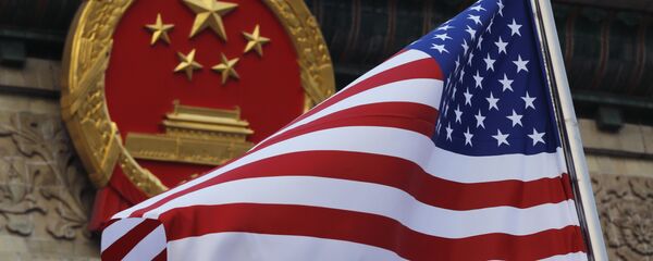 La bandera de EEUU y el emblema de China La bandera de EEUU y el emblema de China - Sputnik Mundo