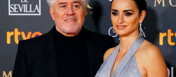 El director de cine Pedro Almodovar y la actriz Penélope Cruz antes de la 33 ceremonia de los Premios Goya en Sevilla (España) el 2 de febrero de 2019 - Sputnik Mundo