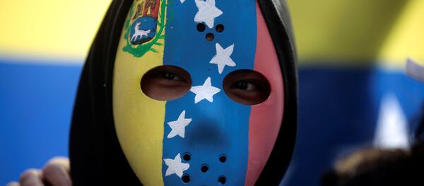 Una máscara con la bandera de Venezuela Una máscara con la bandera de Venezuela - Sputnik Mundo