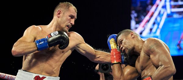 Serguéi Kovaliov (izquierda) golpea a Eleider Álvarez durante un combate por el título de semipesados de la OMB - Sputnik Mundo