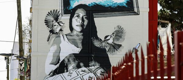 Un mural con el retrato de Yalitza Aparicio - Sputnik Mundo