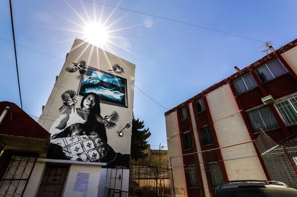 El mural con el retrato de Yalitza Aparicio - Sputnik Mundo