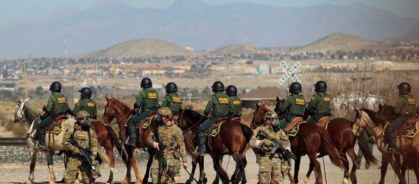 Agentes de la patrulla fronteriza de EEUU custodian la frontera con México en El Paso, el 31 de enero de 2019 - Sputnik Mundo