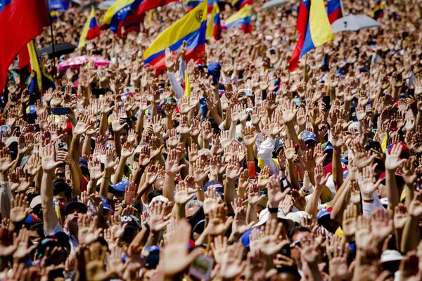 Las dos caras de Caracas: las manifestaciones con los partidarios de Maduro y Guaidó - Sputnik Mundo