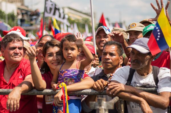 Las dos caras de Caracas: las manifestaciones con los partidarios de Maduro y Guaidó - Sputnik Mundo