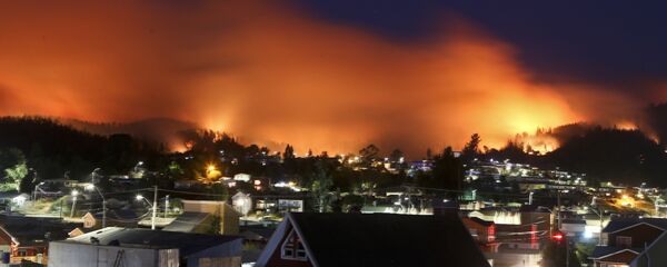 Un incendio forestal se acerca al pueblo chileno Dichato - Sputnik Mundo