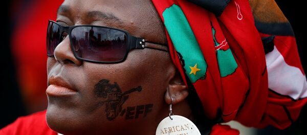 Una sudafricana partidaria del partido izquierdista radical (imagen referencial) - Sputnik Mundo