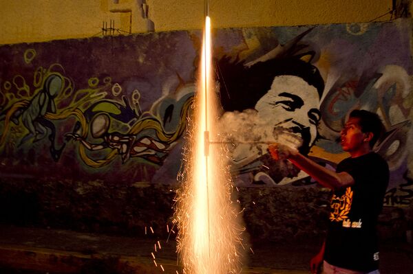 'Cohetero' durante una procesión en el pueblo de la Candelaria, en Ciudad de México - Sputnik Mundo