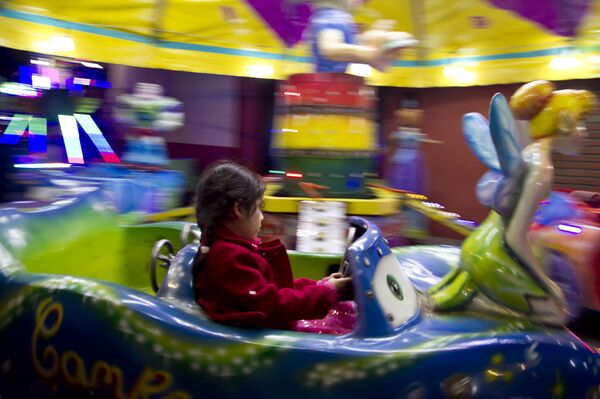 Niña en la feria junto a la iglesia del pueblo de la Candelaria, en Ciudad de México - Sputnik Mundo