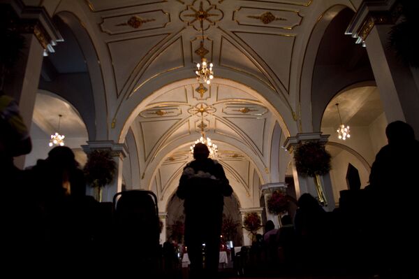 Mujer camina frente al altar de la Virgen de la Candelaria, en Ciudad de México - Sputnik Mundo
