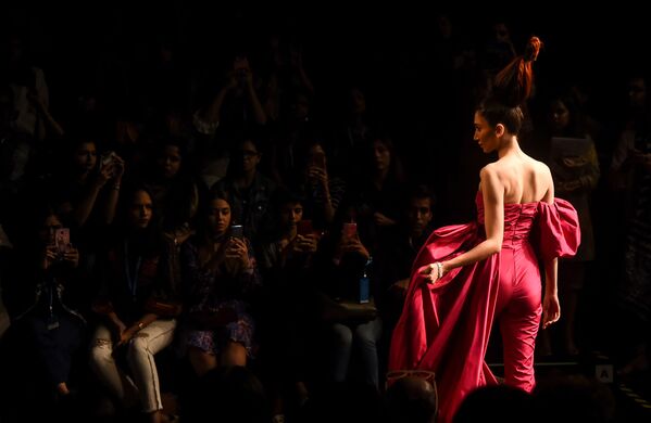 Oriente sensual: Bombay alberga un colorido desfile de modas - Sputnik Mundo