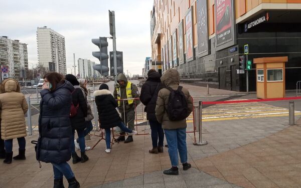 Evacuación de uno de los centros comerciales de Moscú - Sputnik Mundo