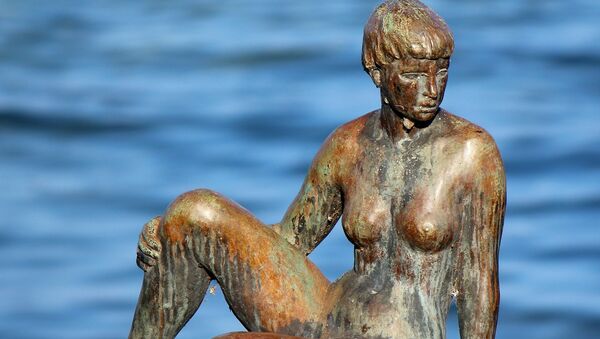 Una estatua - Sputnik Mundo