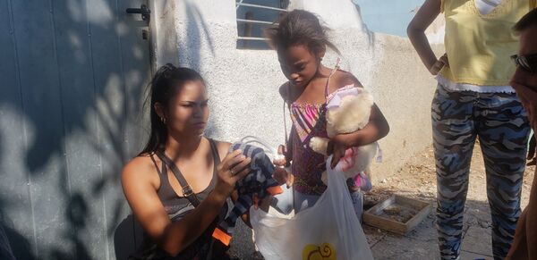 Jóvenes llevan ayuda a damnificados - Sputnik Mundo