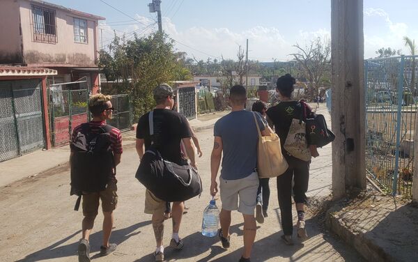 Jóvenes llevan ayuda a damnificados - Sputnik Mundo