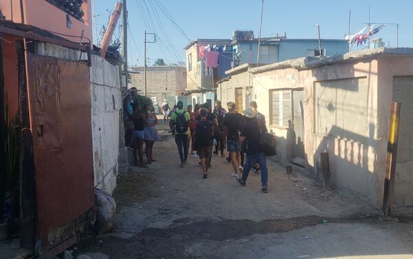 Jóvenes llevan ayuda a damnificados - Sputnik Mundo