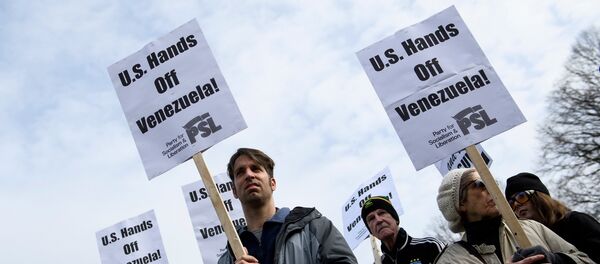 Activistas marchan contra una posible intervención en Venezuela en las afueras de la Casa Blanca en Washington - Sputnik Mundo