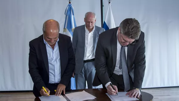 Vasili Pushkov y Hernán Lombardi firman un convenio en la reunión RTA y medios rusos