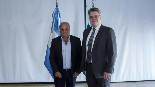 Vasili Pushkov y Hernán Lombardi tras la firma del convenio en la reunión RTA y medios rusos