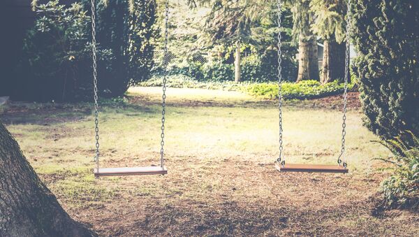 Columpios en un parque (imagen referencial) - Sputnik Mundo