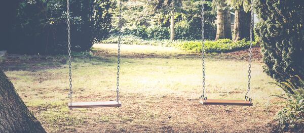 Columpios en un parque (imagen referencial) - Sputnik Mundo