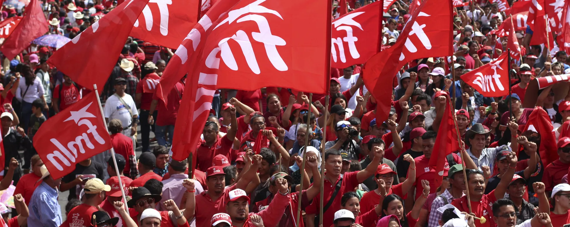 Banderas del Frente Farabundo Martí para la Liberación Nacional (FMLN) en El Salvador - Sputnik Mundo, 1920, 16.01.2023
