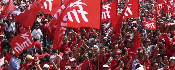 Banderas del Frente Farabundo Martí para la Liberación Nacional (FMLN) en El Salvador - Sputnik Mundo