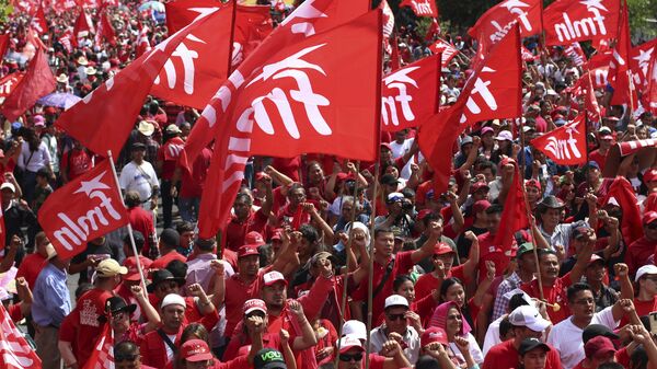 Banderas del Frente Farabundo Martí para la Liberación Nacional (FMLN) en El Salvador - Sputnik Mundo