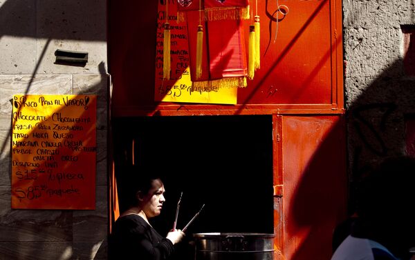 Comerciante durante el festejo del Año Nuevo chino en la ciudad de México - Sputnik Mundo