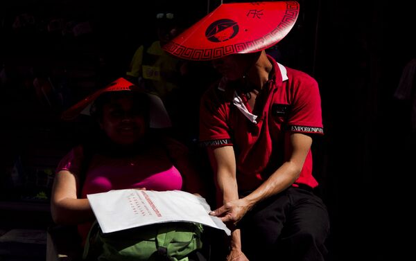 Pareja observa la carta de un restaurante durante los festejos del Año Nuevo chino en la ciudad de México - Sputnik Mundo