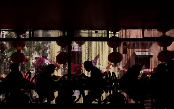 Comensales en un restaurante del barrio chino en la ciudad de México donde festejaron el Año Nuevo de ese país - Sputnik Mundo