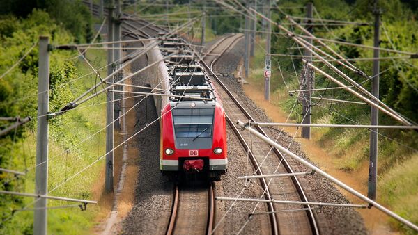 Tren, catenarias - Sputnik Mundo